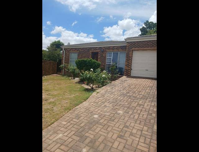 2 BEDROOM TOWNHOUSE FOR SALE IN BERG-EN-DAL